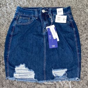 Stretchy blue denim skirt
